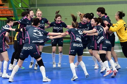 SK를 꺾고 기뻐하는 부산시설공단 선수들. <대한핸드볼협회 제공>